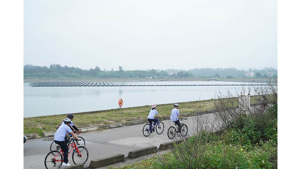 離開峰上巡檢司之後，映入眼簾的是有著水上型太陽光電設施的金湖水庫。